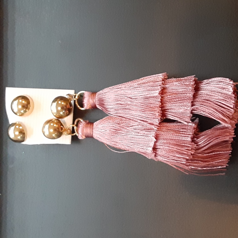 Earrings - must bundle. Jewelry. Vintage. Pink.